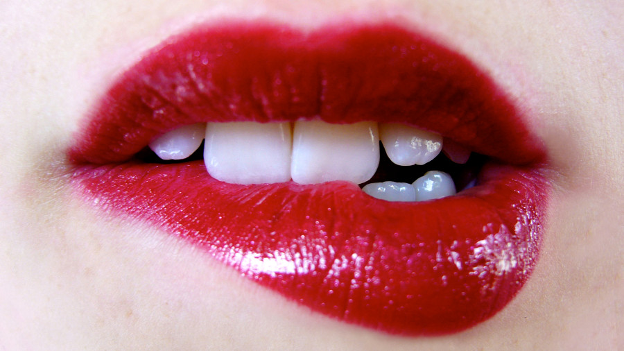 Czerwone usta to wizytówka kobiety sukcesu