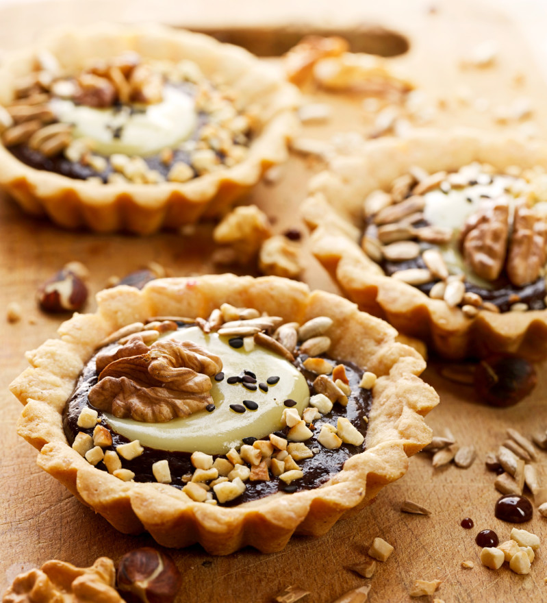 Tart with chocolate and nuts
