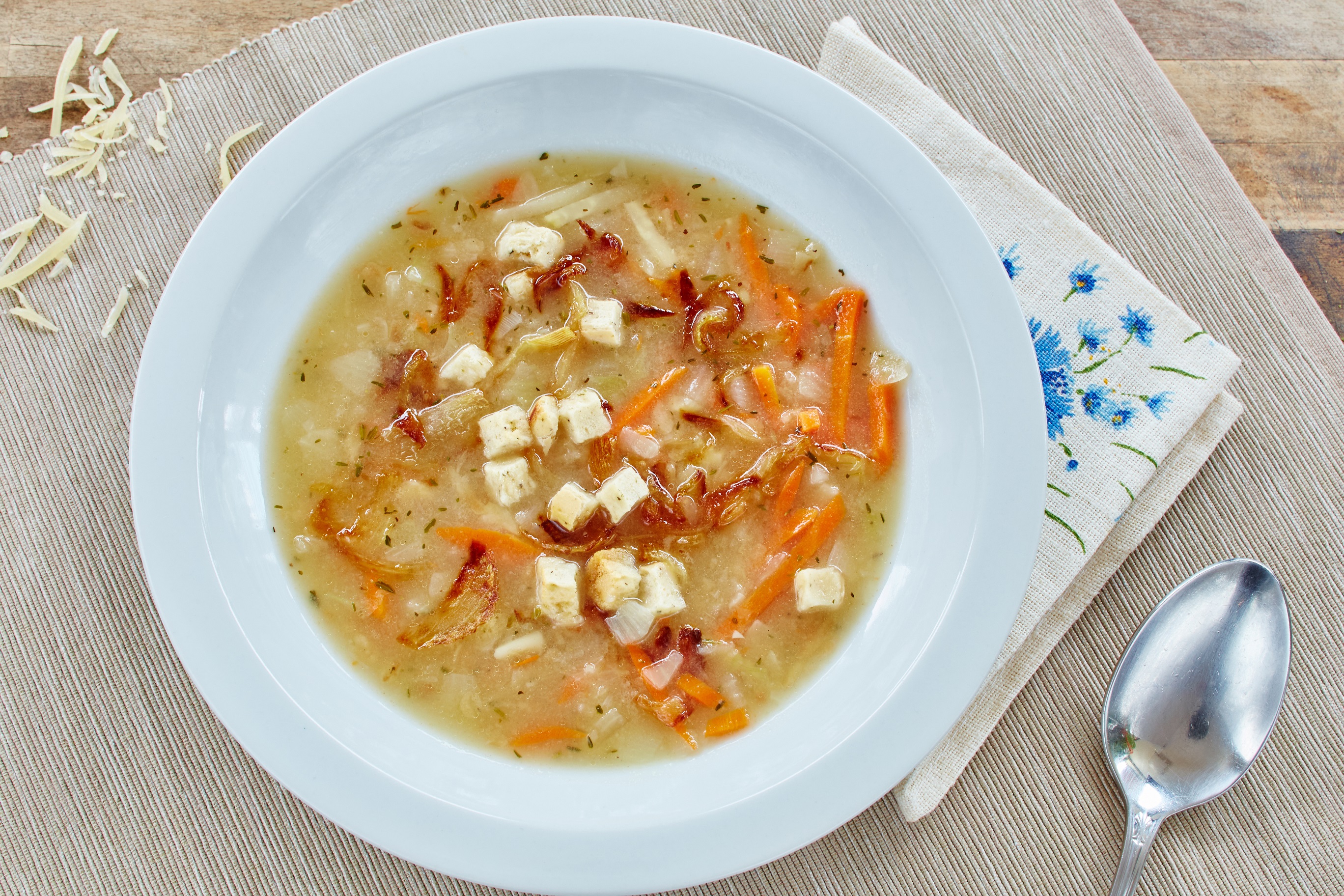 Przepis na zupę cebulową z białym winem, grzankami i serem