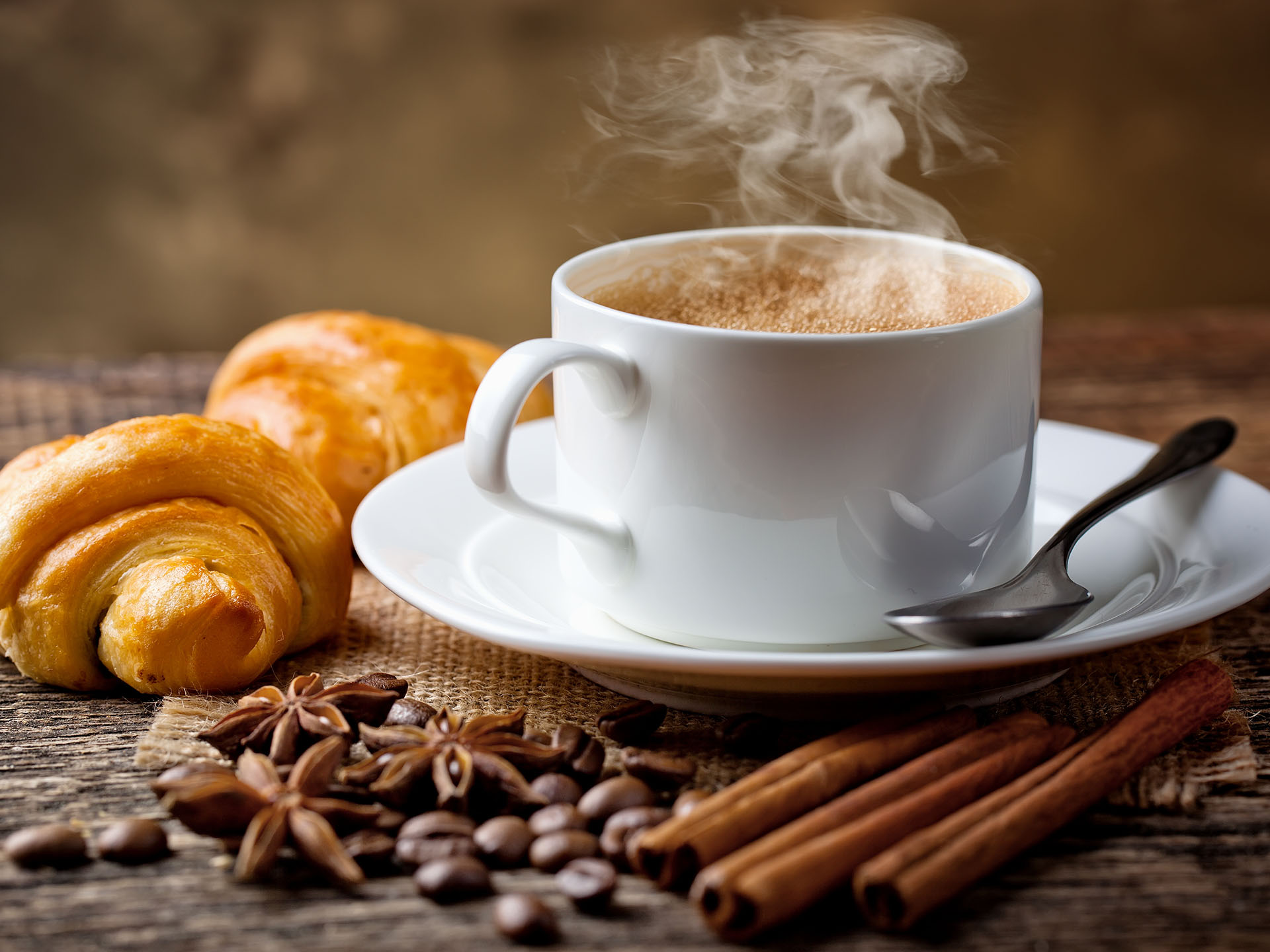 Rankingi ekspresów do kawy – czy warto z nich korzystać?