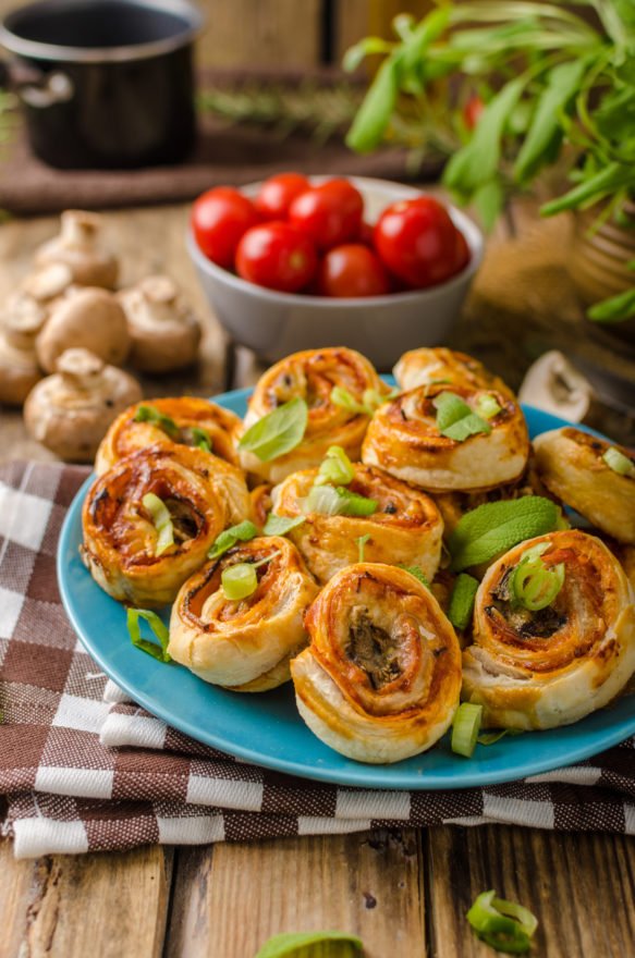 Pizza snails in puff pastry with ham, cheese and mushrooms