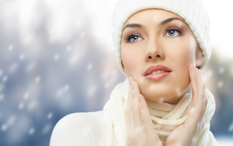 8 praktycznych porad, jak ochronić skórę w zimne dni