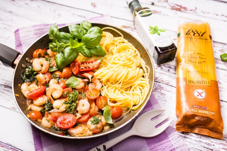 Spaghetti bezglutenowe z krewetkami i jarmużem