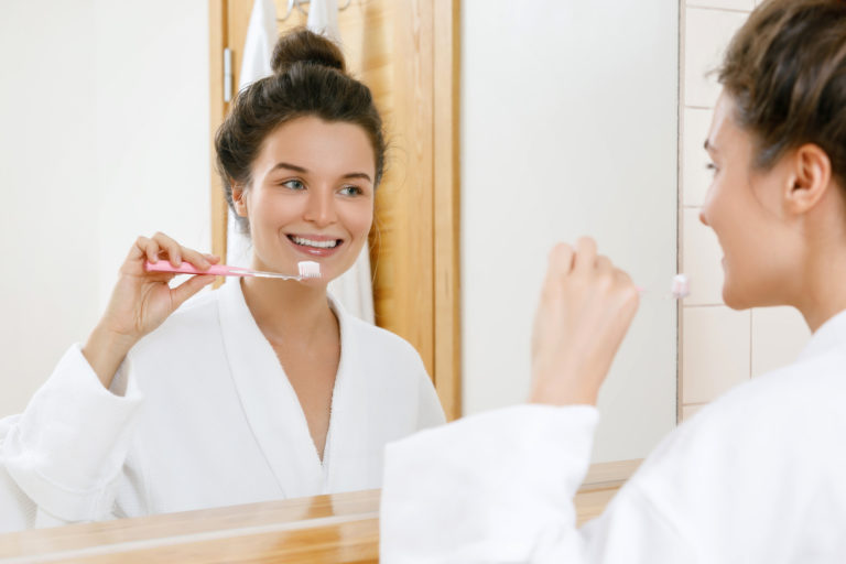 Wybielanie zębów w domu – co warto wiedzieć?