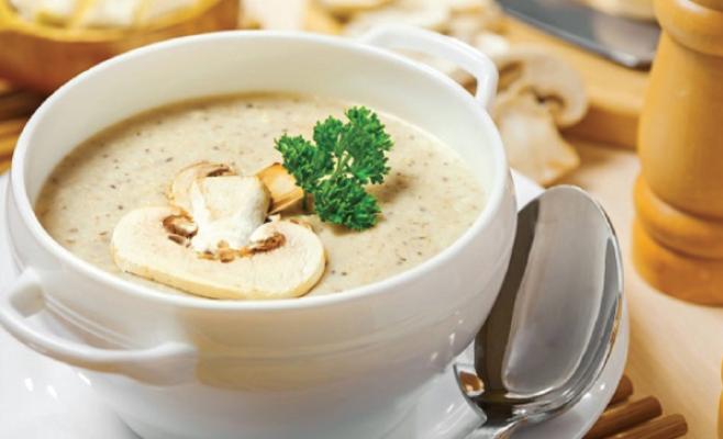 Poznaj przepis na zupę krem z kurek i czosnku
