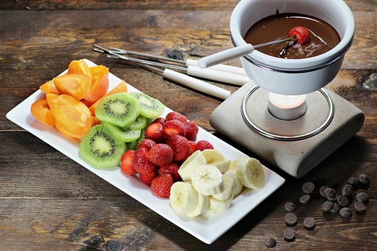 Czekoladowe fondue z owocami – czyli smacznie i modnie