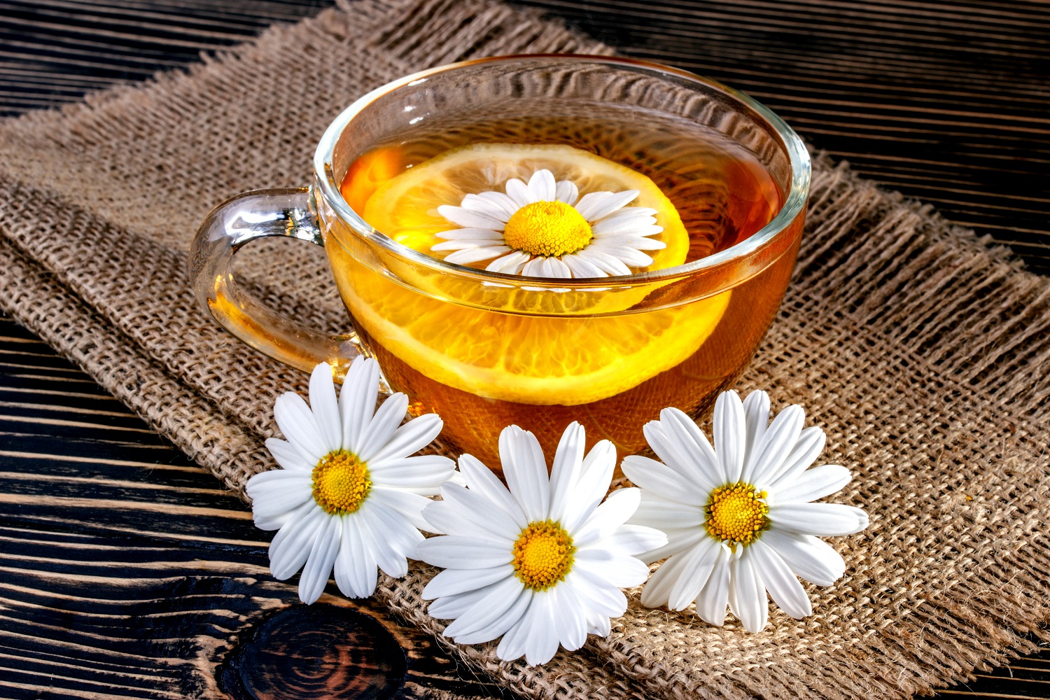 Kolorowe przepisy na herbatę z dodatkiem jadalnych kwiatów