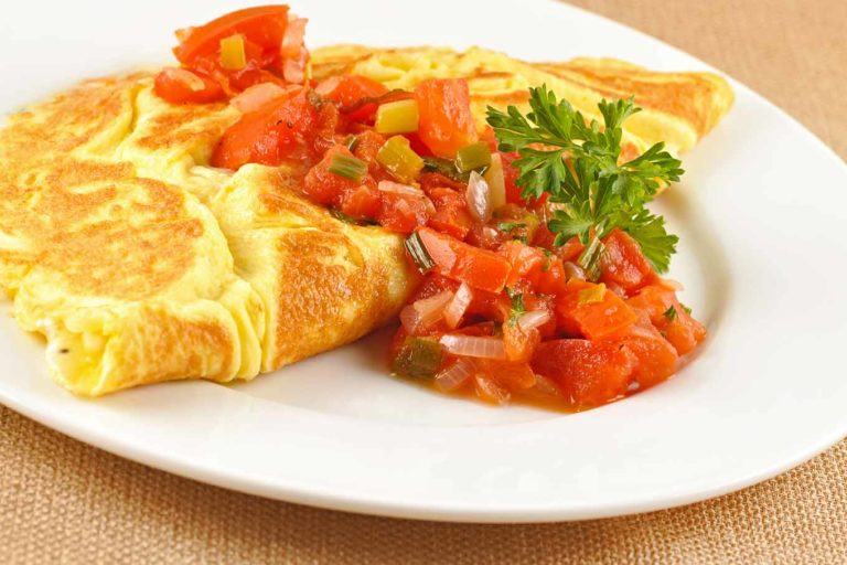 Puszysty omlet z pomidorami i nerkowcami