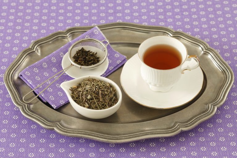 Herbata dobra na stres – z jakimi ziołami najlepiej ją łączyć?