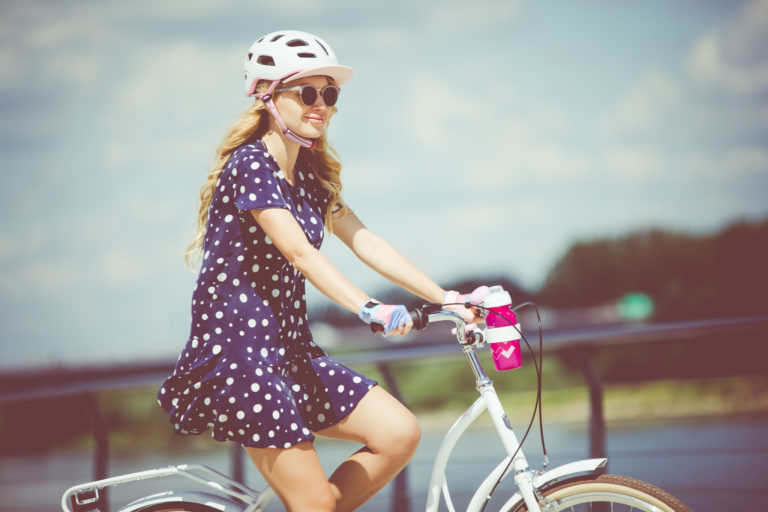Modna rowerzystka – jak dobrze wyglądać na rowerze?