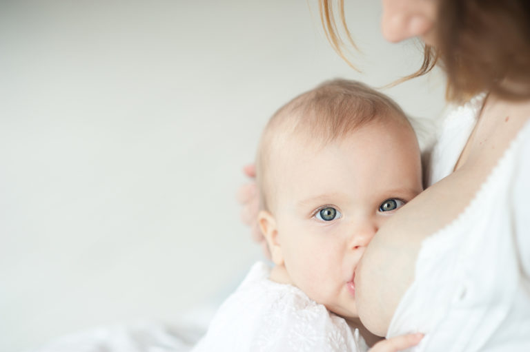Jak karmienie niemowlaka wpływa na rozwój jego zgryzu i zdrowie zębów w przyszłości