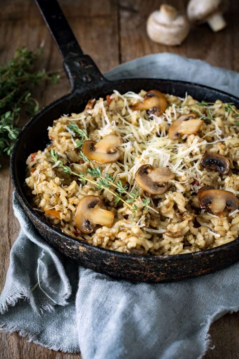 Jesień z nutą wyrafinowania: Przepis na risotto z pieczarkami, tartym serem i oliwą truflową