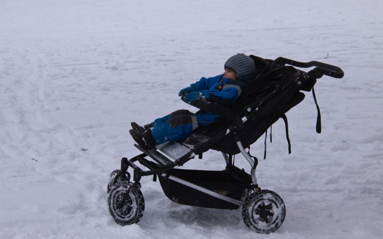 Jak zadbać o małe dziecko zimą?