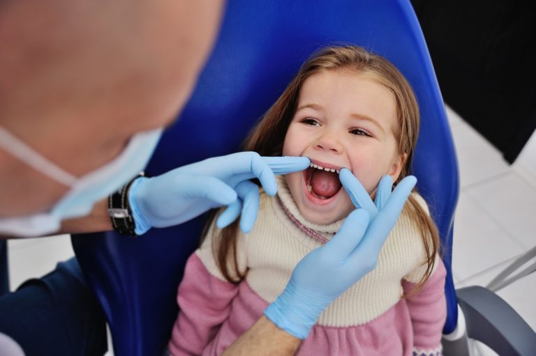 Od cukierka do dziury w zębie. Jak uchronić dziecko przed próchnicą?