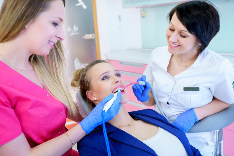 Zęby w ciąży – co powinna wiedzieć przyszła mama
