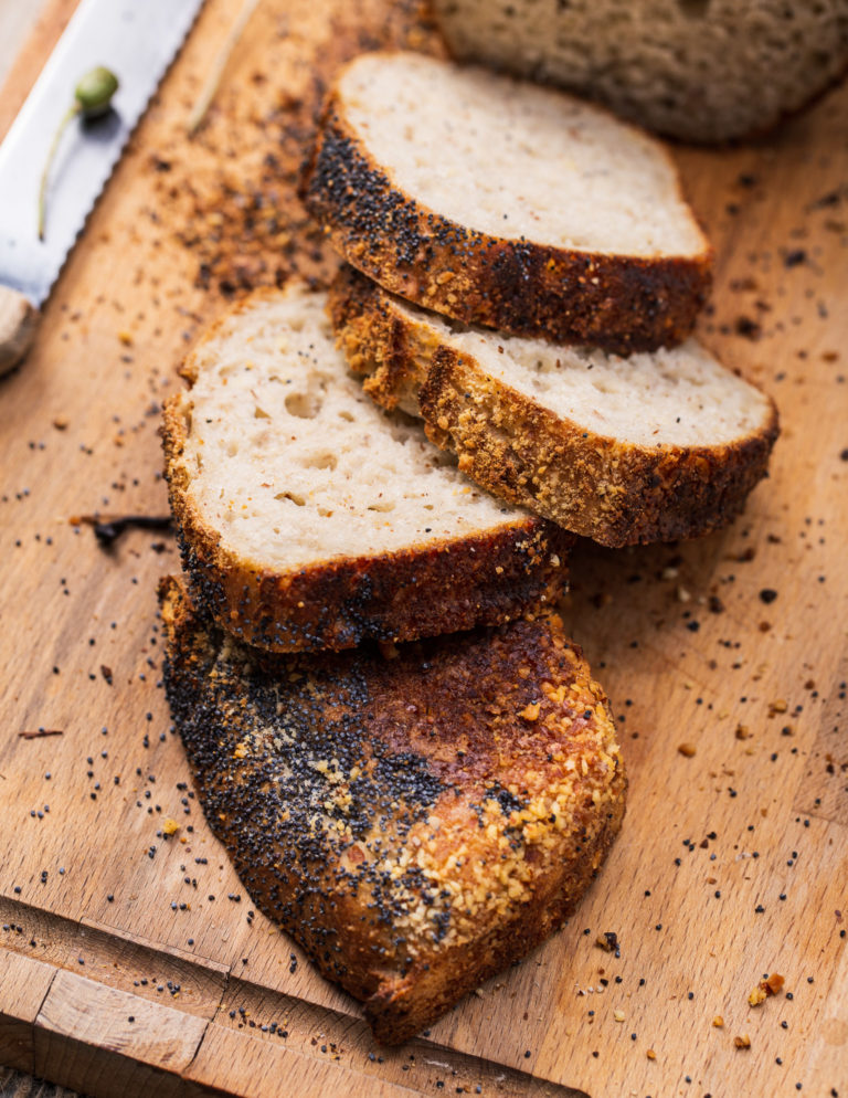Chleb żytnio-pszenny z makiem