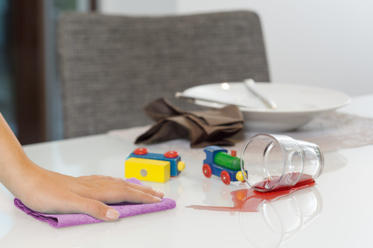 Domowe porządki z dzieckiem, czyli jak rozpocząć lekcje sprzątania