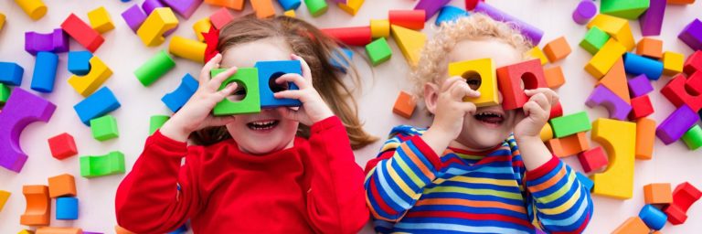 Co zamiast bajek? 9 sposobów na rozwojowe zabawy z dzieckiem w domu
