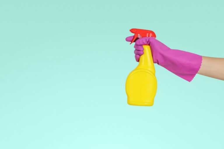 Szkodliwe środki czystości – poznaj listę substancji, które mogą truć Cię podczas sprzątania