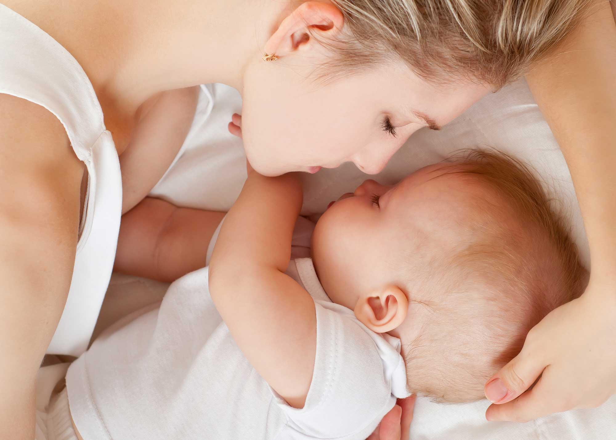 RR, czyli rozsądne rodzicielstwo – fakty i mity dotyczące opieki nad noworodkiem
