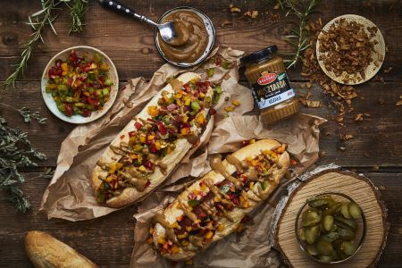 Domowe hot-dogi z relishem z kolorowych papryk i prażoną cebulką
