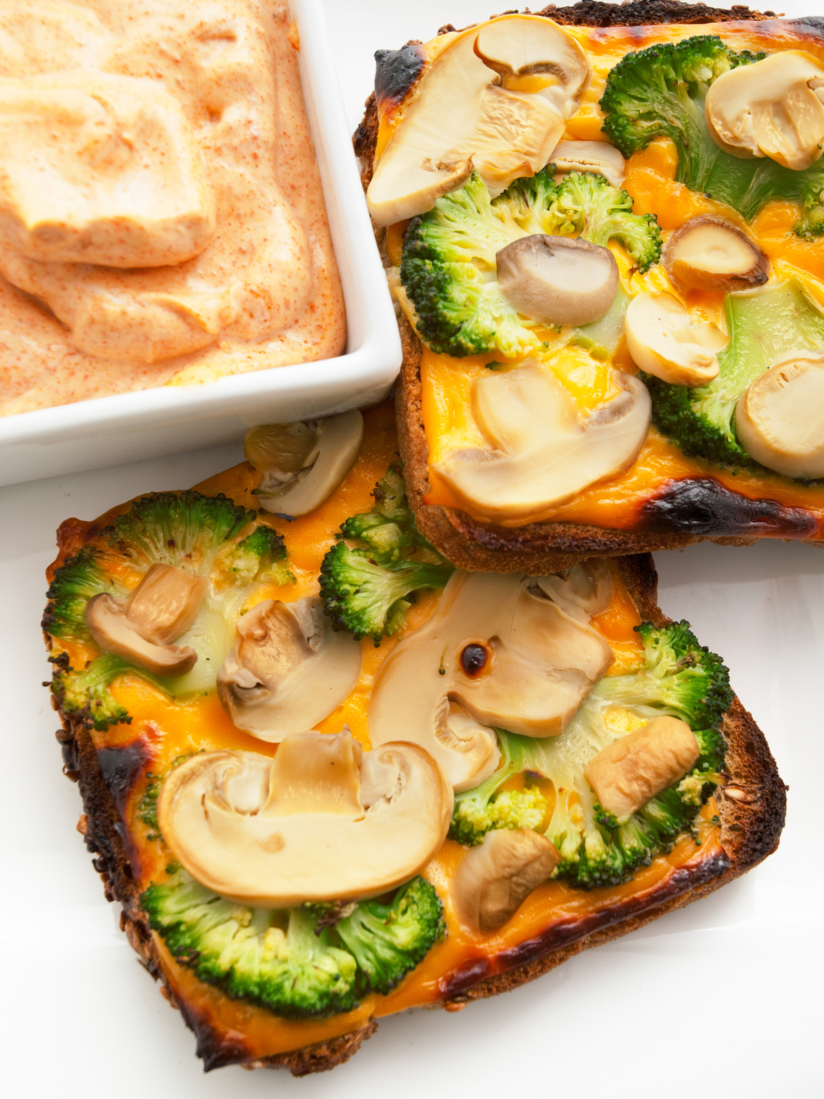 Jesienne tosty z grzybami i brokułem + jajeczno grzybowy dip