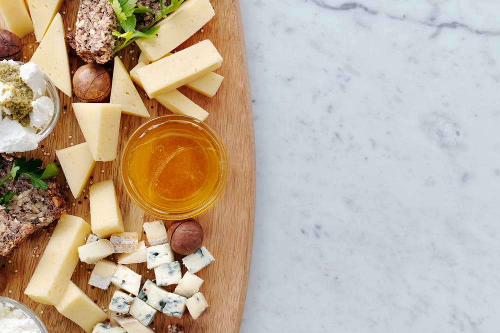 Deska serów – czyli smaczny pomysł na każdą imprezę