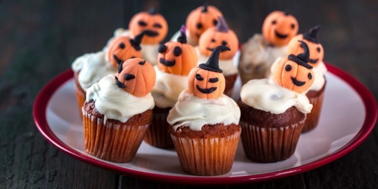 Jak zachęcić nasze pociechy do pomocy w kuchni? Zrób Halloweenowe muffiny dyniowe – pokaż im, że to frajda!