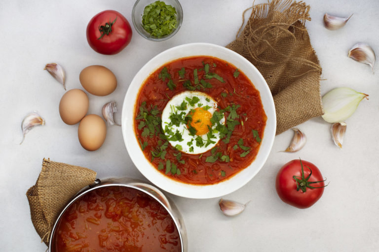Sycąca i rozgrzewająca – przepis na zupę cebulowo-pomidorową z jajem