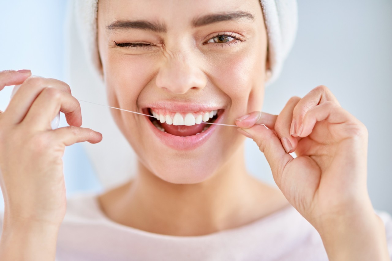 6 najczęstszych błędów w nitkowaniu zębów
