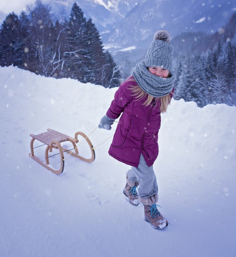 Gdy na dworze śnieg lub plucha – jak planować zimowe zabawy malucha