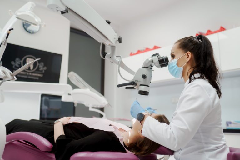 Uśmiechnij się do zdrowia: Na czym polega leczenie zębów pod mikroskopem?