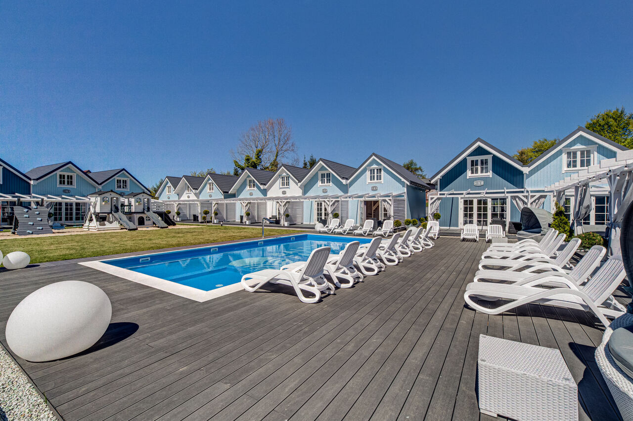 Drewno i basen, czyli wakacje za domem