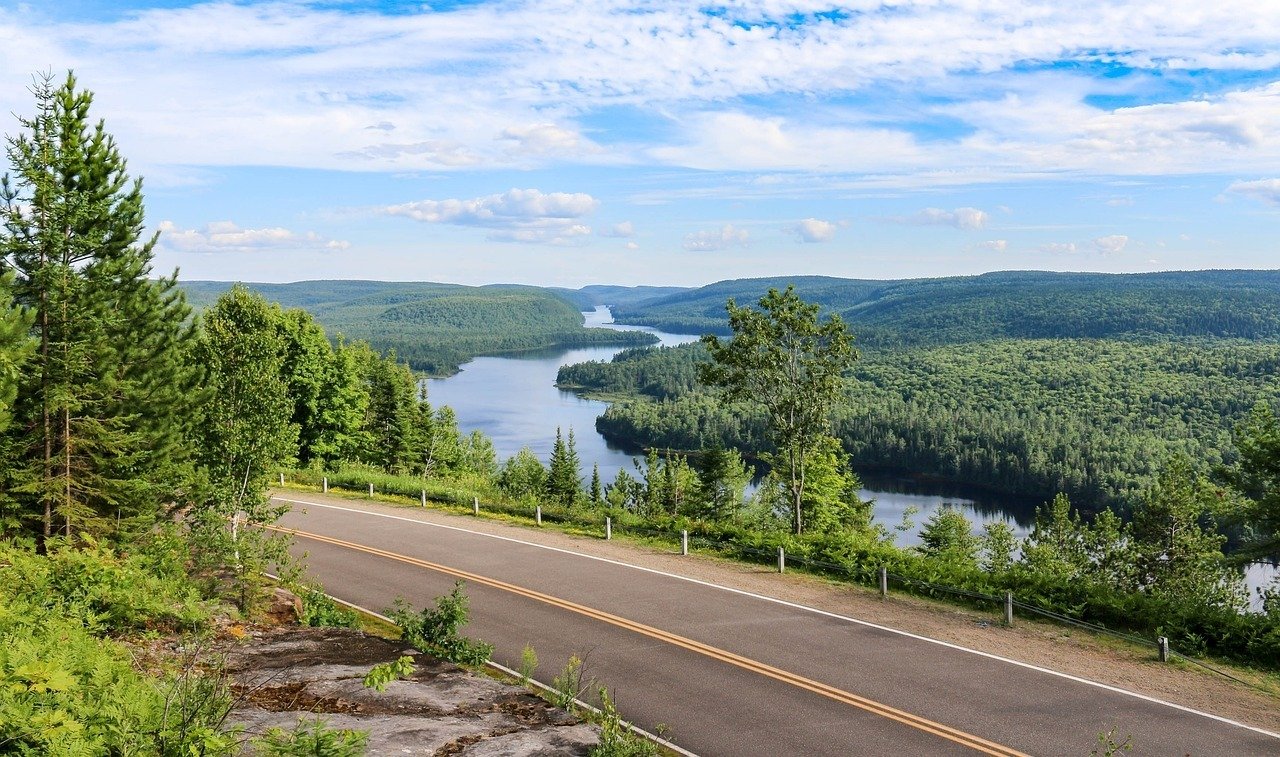 Wakacyjna podróż samochodem – jak przygotować się do wyjazdu i uniknąć stresu na trasie?
