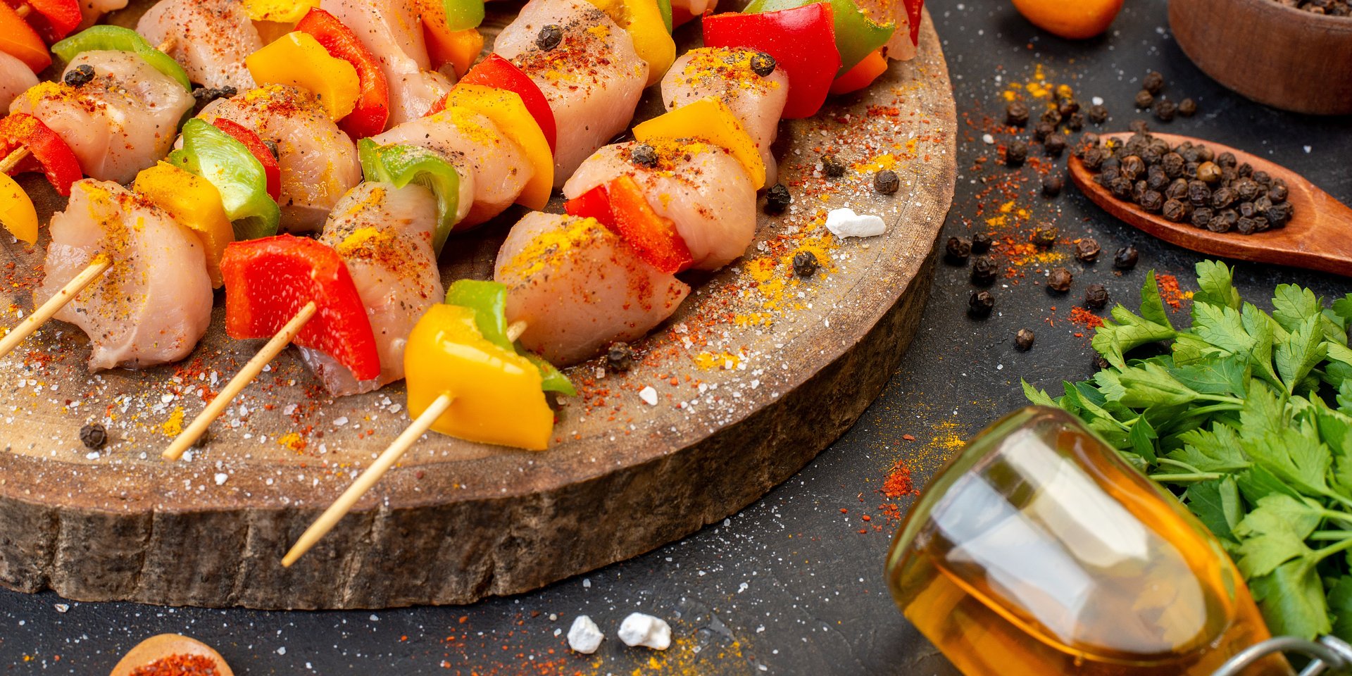 Wakacyjne grzechy kuchenne. Co zostaje po grillu – i co z tym robimy?